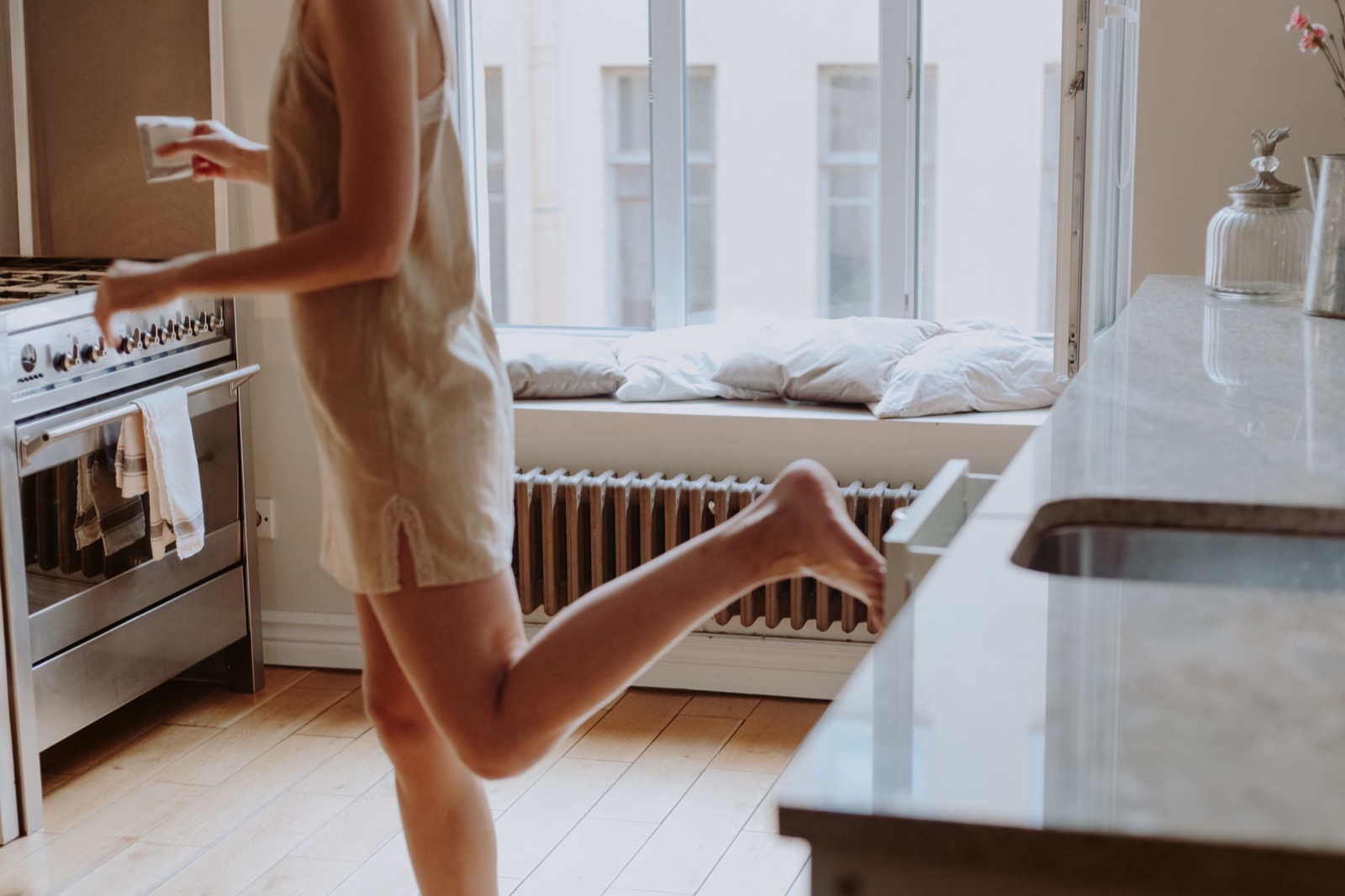 Morgens in der eigenen Küche, barfuß und unbeschwert im warmen Licht
